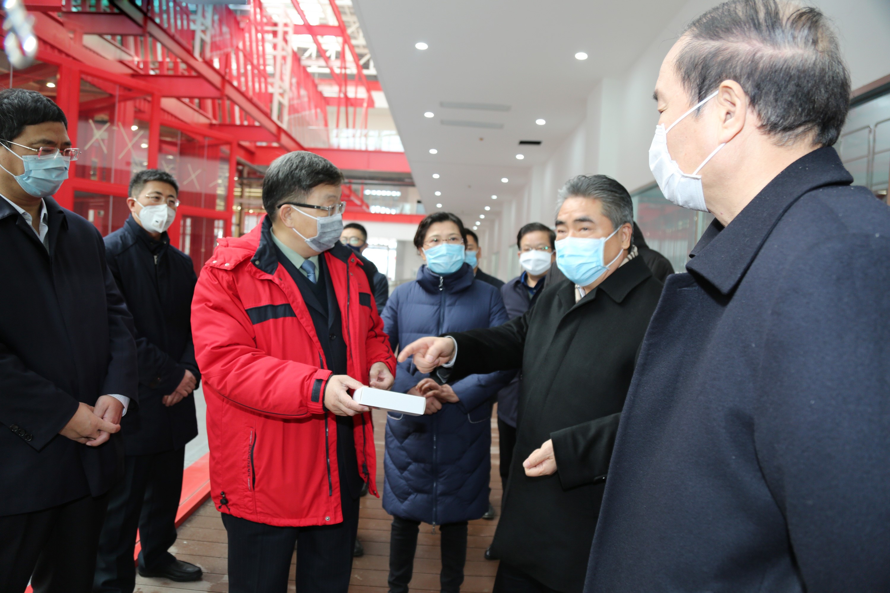 市委书记项雪龙一行莅临pa视讯药业 关怀指导新冠肺炎防控药物生产工作